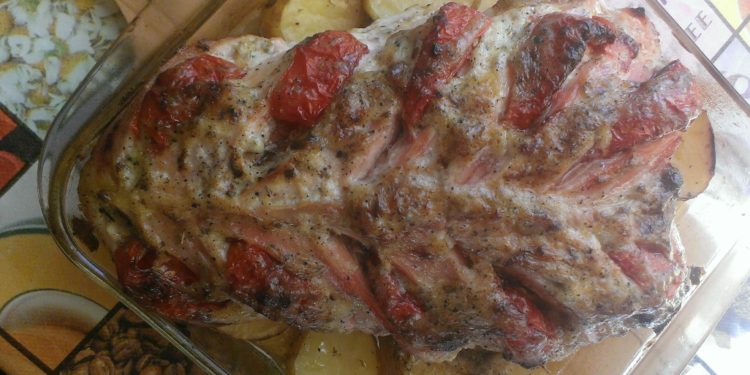 Запеченная куриная грудка с помидорами и картофелем