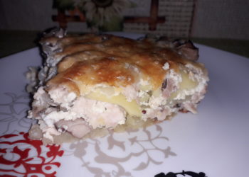 Картофельная запеканка с курицей и грибами, в сметанной заливке