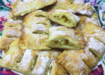 Как вкусно приготовить сладкие слойки с яблочной начинкой