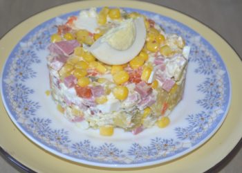 салат оливье с кукурузой
