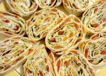 Рулет из лаваша с красной рыбой и плавленным сыром