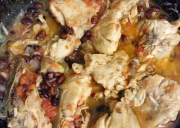 Куриные бедра с фасолью и помидорами