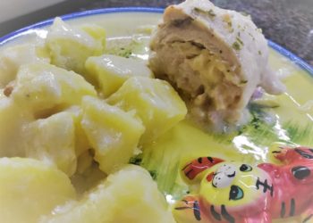 Рулетики из куриного филе в соусе