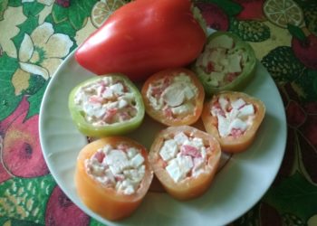 Перец, фаршированный яйцами и крабовыми палочками