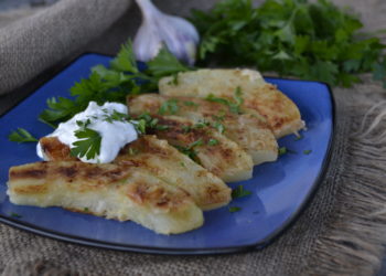 Жареные кабачки со сметанным соусом