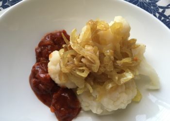 Цветная капуста с тушеным луком