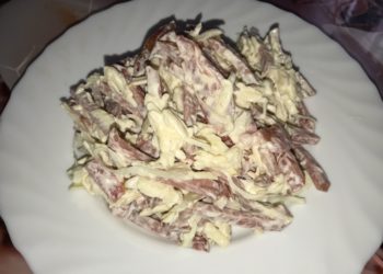 Салат из колбасы и помидоров и сыра