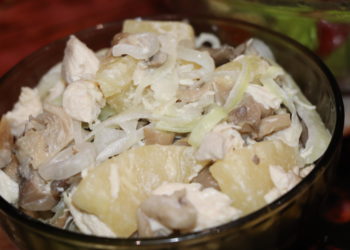 Салат с грибами и ананасами