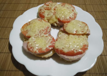 Горячие бутерброды в духовке с колбасой и сыром