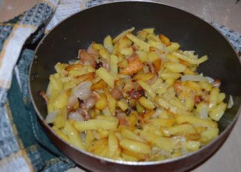 Жареная картошка с салом на сковороде