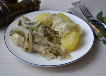 Судак с картошкой на сковороде